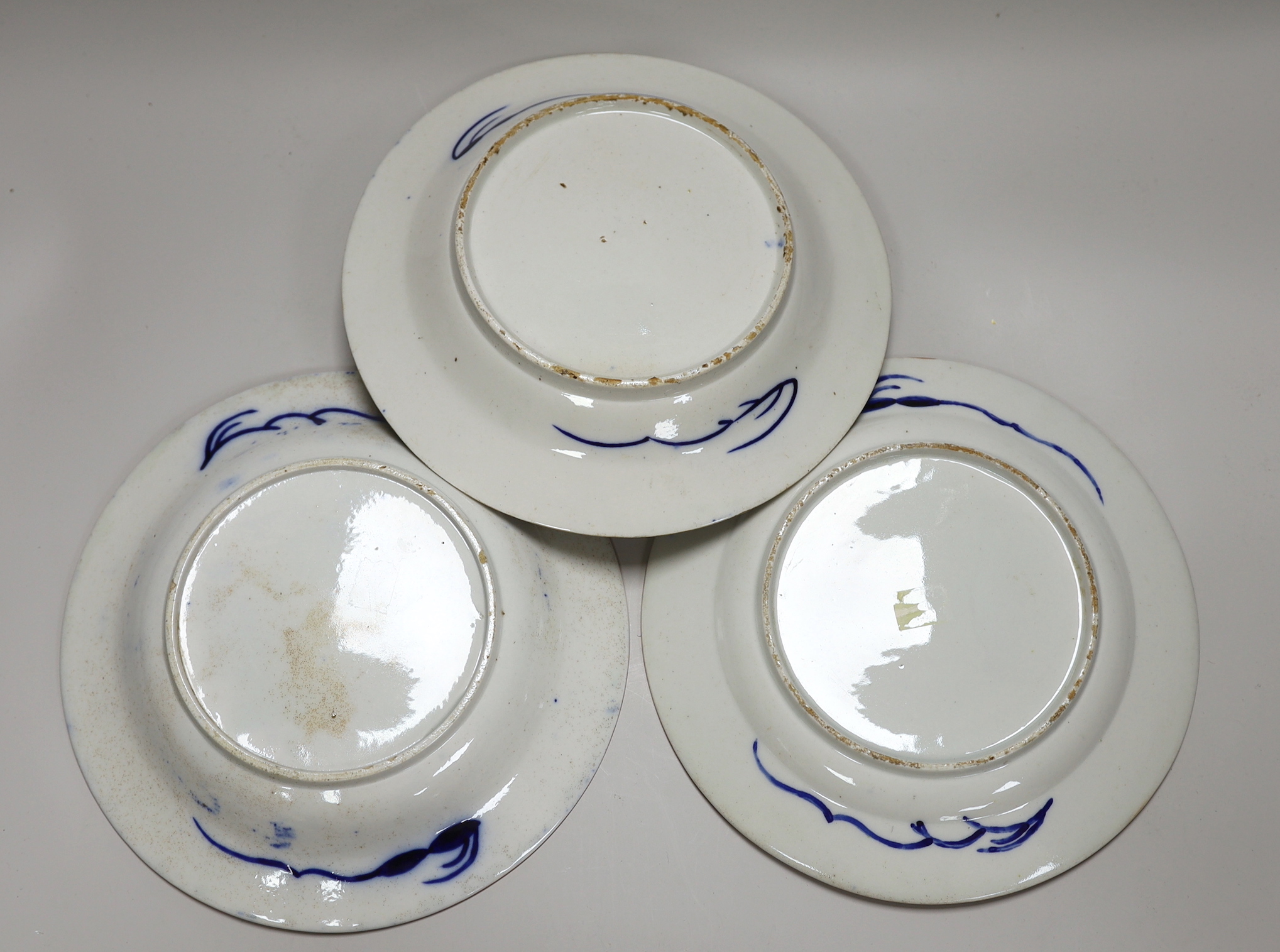 Three late 18th century Chamberlain Imari style soup bowls/plates, each 24cm in diameter